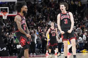 新闻等-12.1秒领先5分还输了湖人一度握有97.6%的胜率 公牛超级绝杀