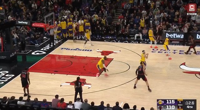 视频-13秒3记三分奇迹逆转！詹皇致命失误 吉迪超远绝杀