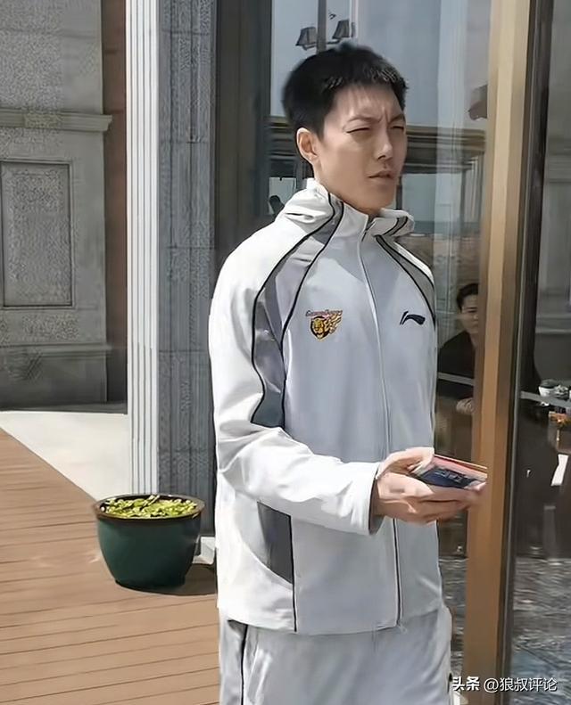 网球-简单粗暴宠粉！胡明轩给客场粉丝送球票 今夜战青岛能否走出低迷
